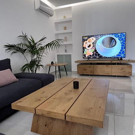 Modern Apartment Close To Airport With Gym And Bbq Candia Esterno foto