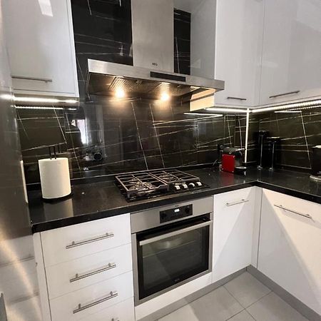 Modern Apartment Close To Airport With Gym And Bbq Candia Esterno foto