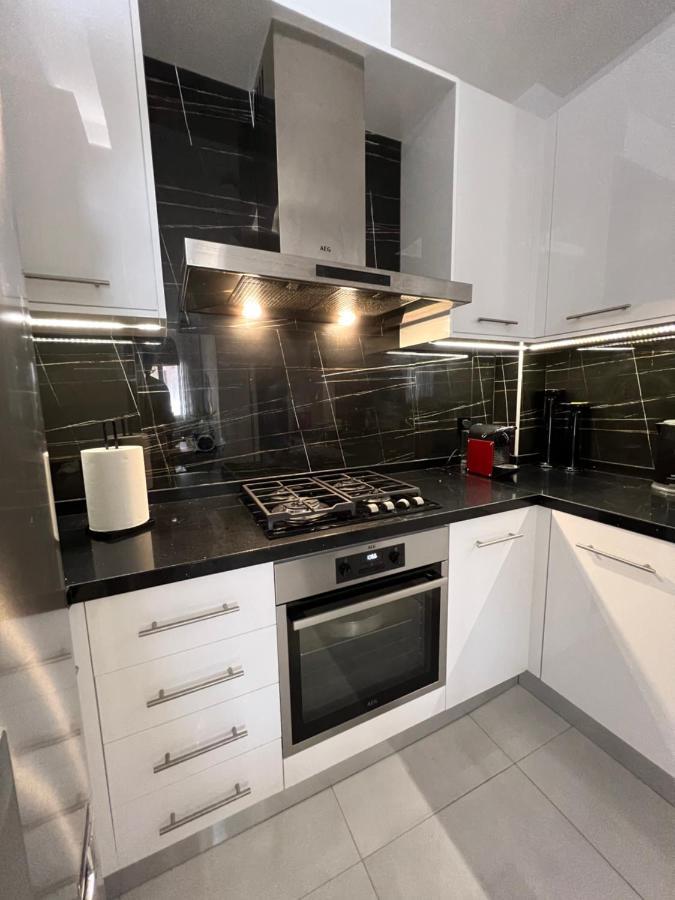 Modern Apartment Close To Airport With Gym And Bbq Candia Esterno foto